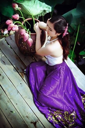 Ảnh[-]đẹp[-]thiếu[-]nữ[-]khoe[-]sắc[-]bên[-]hoa[-]sen[-]